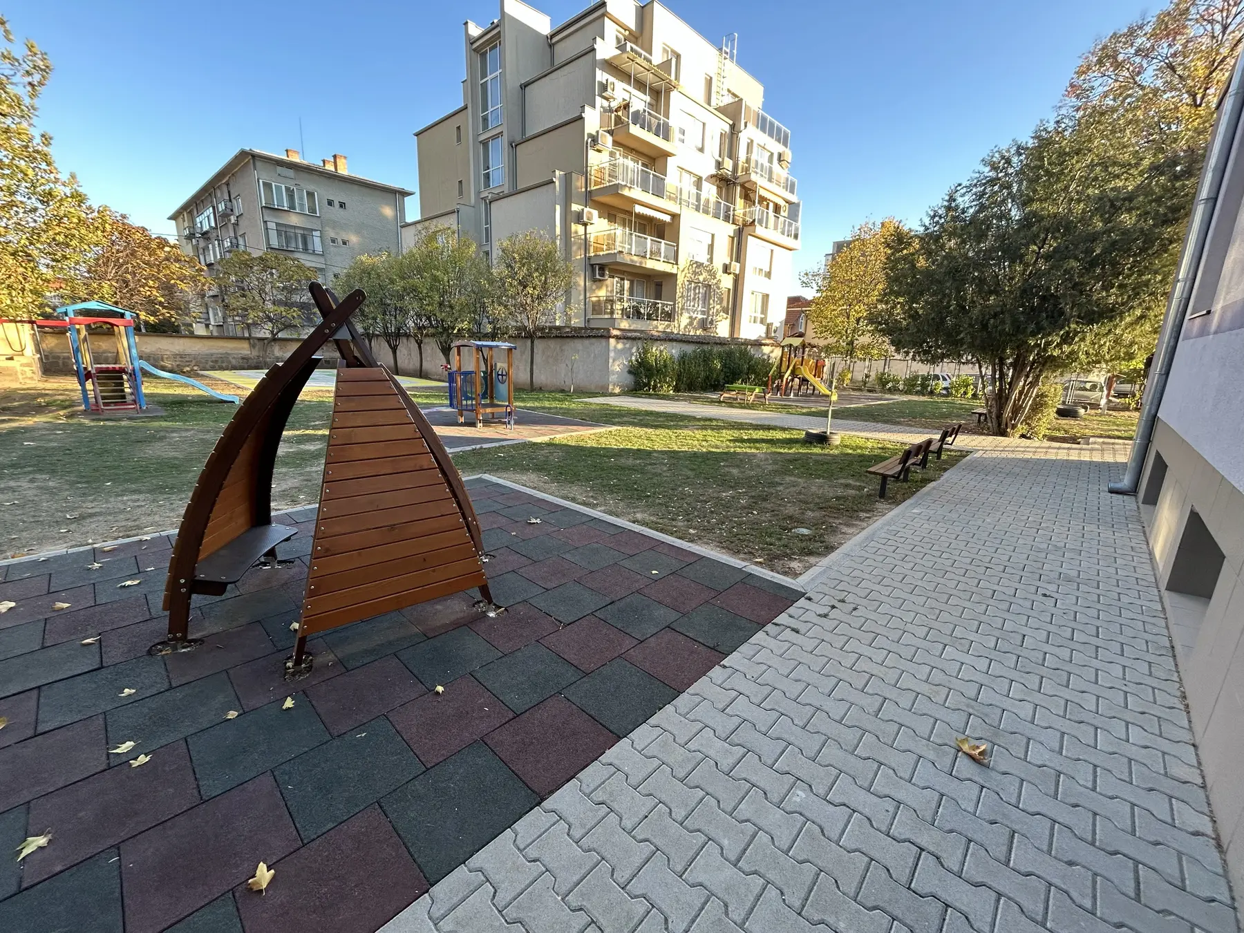 Детски площадки и благоустройство на ДГ №3 „Теменуга“, гр. Казанлък