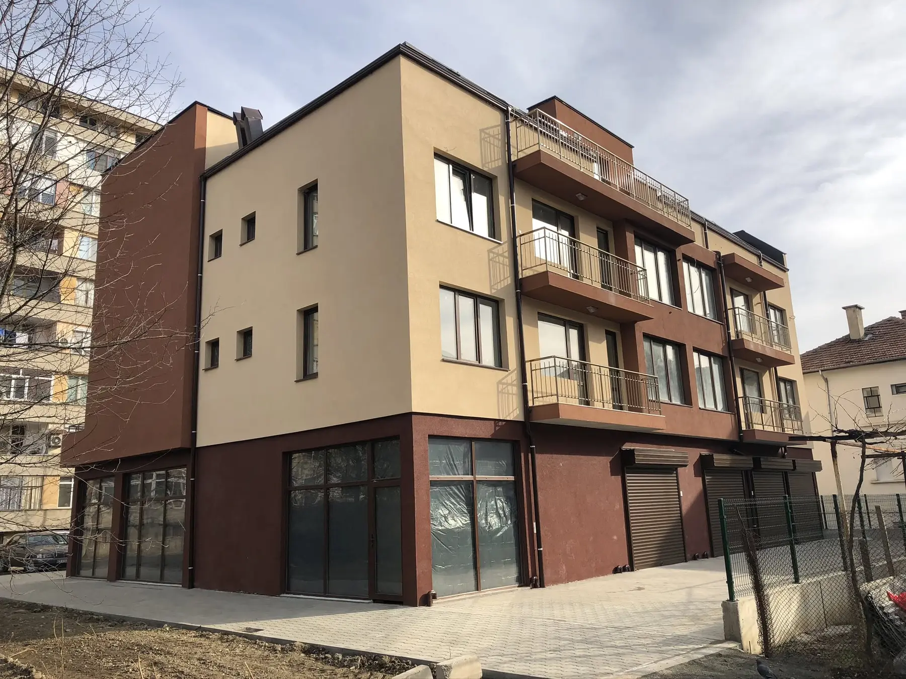 Завършена многофамилна жилищна сграда в Казанлък